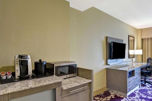 Hilton Garden Inn Raleigh/Crabtree Valley image 1